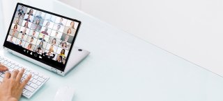 Anzeige eines Laptops während eines Meetings